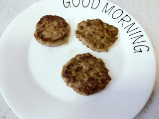 10、牛肉小汉堡,煎好装入盘中。