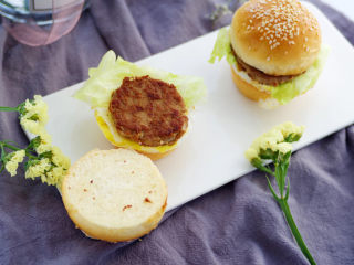 15、牛肉小汉堡,汉堡底部挤点喜欢的酱，放上鸡蛋，生菜和牛肉饼，再盖上汉堡包上半部分