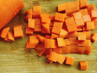 2、五彩龙利鱼,胡萝卜切成粒