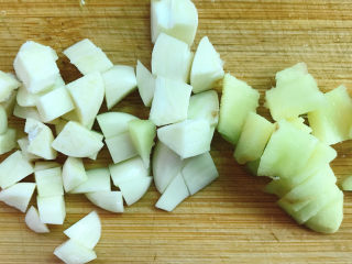 4、五彩龙利鱼,姜蒜切成粒