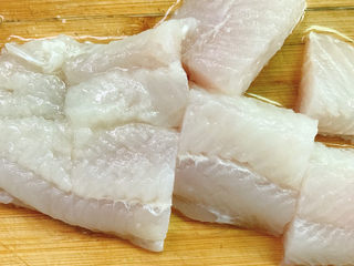 6、五彩龙利鱼,切成块