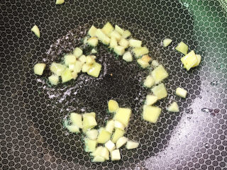 11、五彩龙利鱼,放入姜蒜炒香