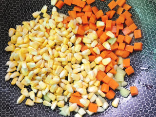 12、五彩龙利鱼,放入玉米和胡萝卜