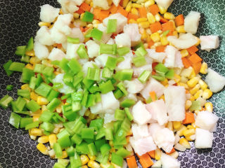 16、五彩龙利鱼,放入青辣椒粒