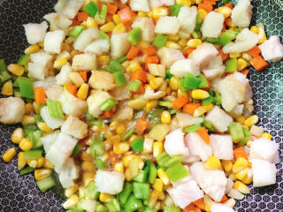 17、五彩龙利鱼,放入酱油、盐、白胡椒粉