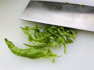 5、平菇炒鸡蛋,青椒洗净斜切成丝;