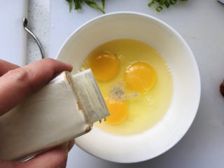 7、平菇炒鸡蛋,加少许白胡椒粉去腥;