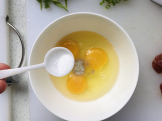 9、平菇炒鸡蛋,再加少许盐;