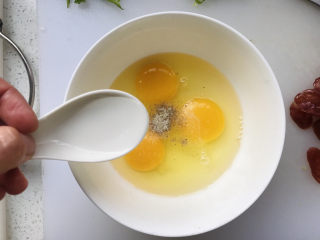 10、平菇炒鸡蛋,加三勺清水;