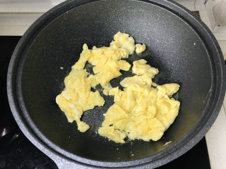 13、平菇炒鸡蛋,鸡蛋不要炒老了,盛出备用;