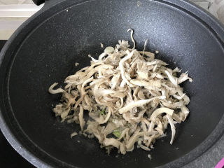 15、平菇炒鸡蛋,平菇在下锅之前,使劲儿攥干水份,这样炒的时候不会出水;