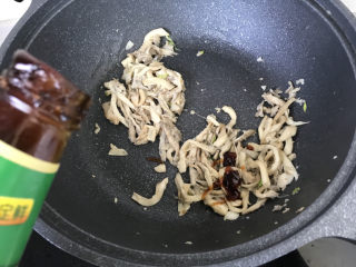 16、平菇炒鸡蛋,平菇炒到发软,倒入适量的蚝油;