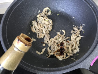 17、平菇炒鸡蛋,再倒入适量的生抽调味;