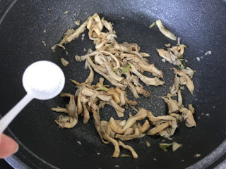 18、平菇炒鸡蛋,加一点儿盐;