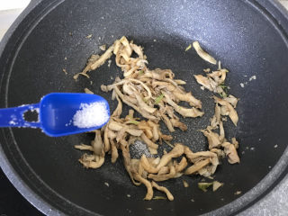 19、平菇炒鸡蛋,再加一丢丢白糖提鲜;