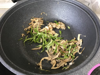 20、平菇炒鸡蛋,放入青椒丝翻炒均匀;