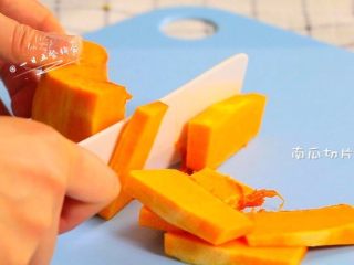 1、鸡蛋虾肉南瓜杯,将南瓜切成片，冷水上锅蒸10分钟。