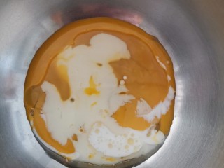 1、卡通圆环戚风蛋糕,油＋奶＋蛋黄，拌匀