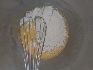 2、卡通圆环戚风蛋糕,加入过筛面粉，拌匀