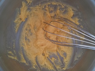 3、卡通圆环戚风蛋糕,拌成这样，有点粘稠，是正常的