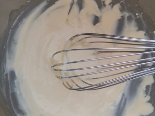 4、卡通圆环戚风蛋糕,加入少量白色素