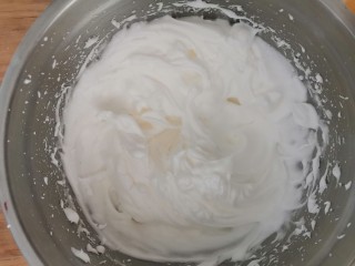 5、卡通圆环戚风蛋糕,分三次加糖打成尖角直勾