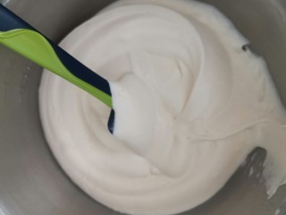 6、卡通圆环戚风蛋糕,分三次加入面糊，拌匀