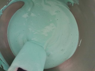 7、卡通圆环戚风蛋糕,留出一点点白色，加入需要的色素