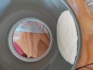 9、卡通圆环戚风蛋糕,先挤出白色部分