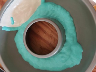 10、卡通圆环戚风蛋糕,再挤出一点点彩色包围住白色