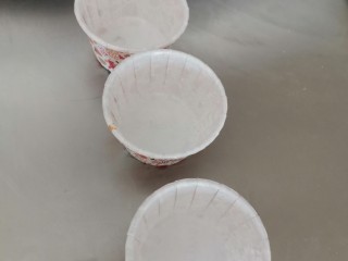 11、卡通圆环戚风蛋糕,准备四个杯蛋糕模具