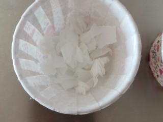 12、卡通圆环戚风蛋糕,底部用油纸碎铺满