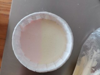 13、卡通圆环戚风蛋糕,剩余的放在一个蛋糕纸杯中