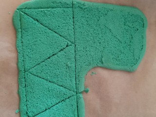 14、卡通圆环戚风蛋糕,在片模上刻出这个形状