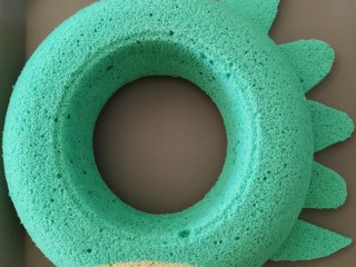 15、卡通圆环戚风蛋糕,剪圆当成背上的龙鳞和尾巴