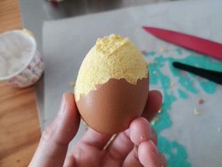 16、卡通圆环戚风蛋糕,出炉，用镊子一点点去除表皮