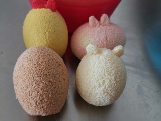 18、卡通圆环戚风蛋糕,用剩余的蛋糕片做出耳朵和装饰