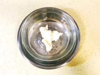 3、半熟芝士蛋糕,先来融化搅拌蛋黄糊，装奶油奶酪的玻璃碗，下面放一个盆子，里面装上热水，开始搅打奶油奶酪