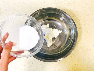 4、半熟芝士蛋糕,倒入牛奶，用手动打蛋器，不停地搅拌至奶油奶酪顺滑细腻