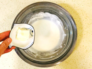 5、半熟芝士蛋糕,继续加入黄油，边搅拌边融化