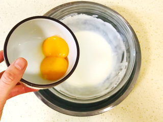 6、半熟芝士蛋糕,加入蛋黄，继续搅拌顺滑