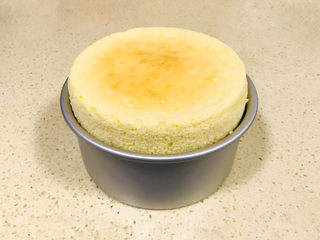 19、半熟芝士蛋糕,130度烤50分钟，转150度，继续烤10分钟，关火后就可以拿出来了，自然放凉，取出蛋糕