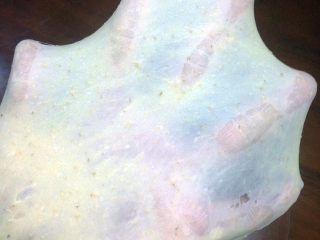 1、芝士肠仔包,把固体材料全部倒入厨师机混合后，打入鸡蛋和均匀，倒入玉米油和均匀，倒入清水和面至出膜。