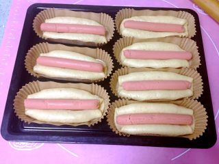 9、芝士肠仔包,全部做好后放在温暖湿润的环境二次发酵至2倍大。