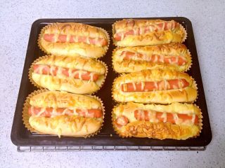 11、芝士肠仔包,入烤箱180度烤18-20分钟，出炉。