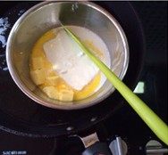 1、轻乳酪蛋糕 ,A料隔水小火加热搅拌至顺滑无颗粒离火