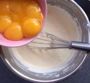 3、轻乳酪蛋糕 ,D料蛋黄依次加入奶酪糊中搅拌均匀