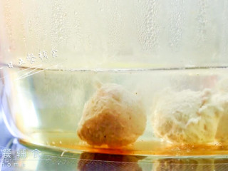 3、鸡蓉豆腐丸子,放入微沸的开水锅里。开始水不能太沸，会冲散丸子。