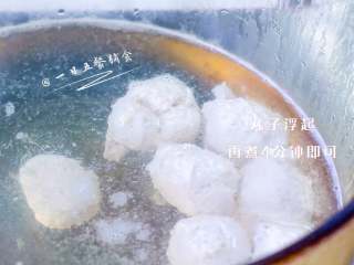 4、鸡蓉豆腐丸子,丸子浮起，再煮4分钟即可。