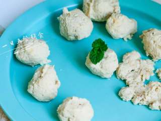 5、鸡蓉豆腐丸子,轻轻一压，可压开，放汤中、粥里都可以。